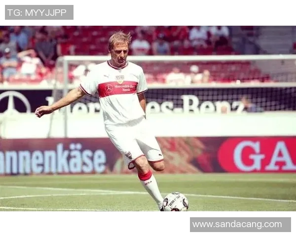 帅气足球明星的魅力与风采解析，揭示他们背后的故事与成就