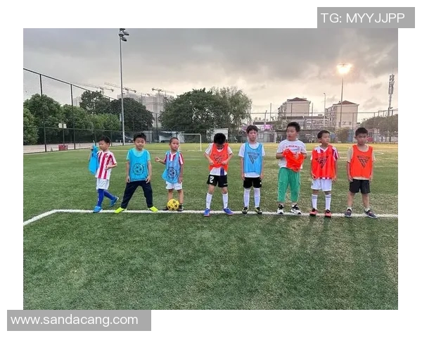 足球明星与小朋友亲密互动合影瞬间展现温暖与快乐的童年记忆